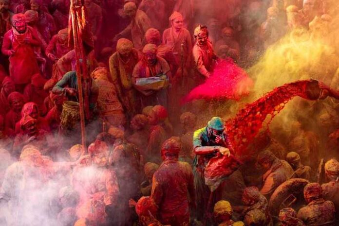 Best time of the day to capture shots in Barsana Holi